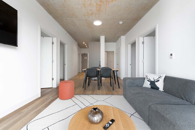 Building Photo - 853 W Blackhawk St