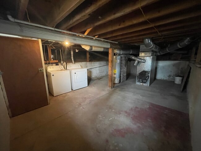 Building Photo - 405 Vassar Dr SE