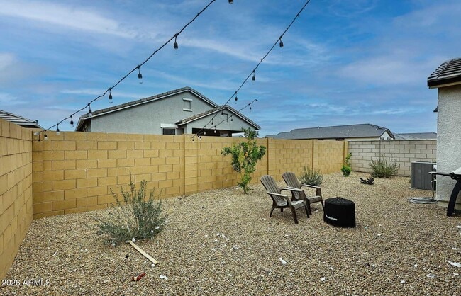 Building Photo - 40020 W Sunland Dr