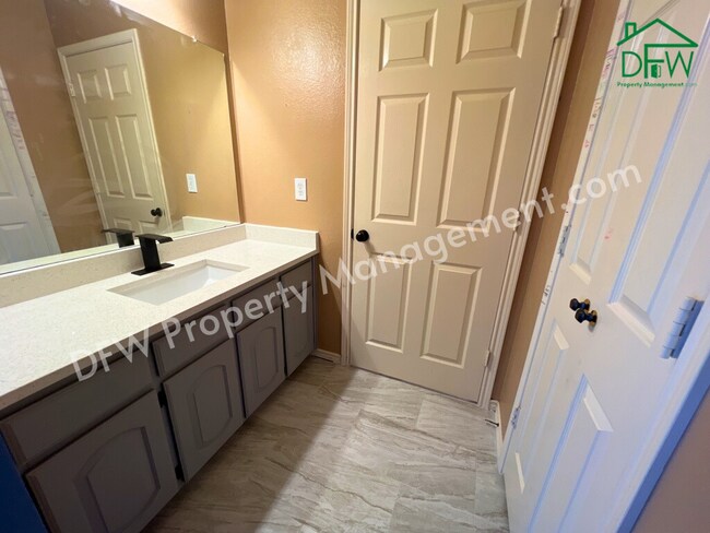 Building Photo - 2502 Chapel Hill Dr