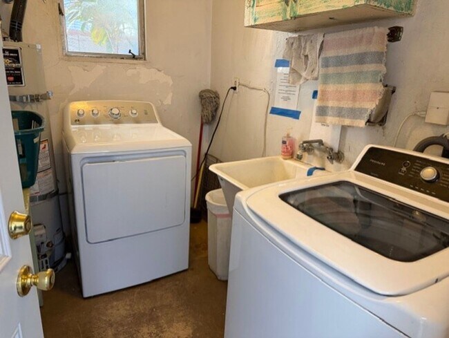 Building Photo - Thompson