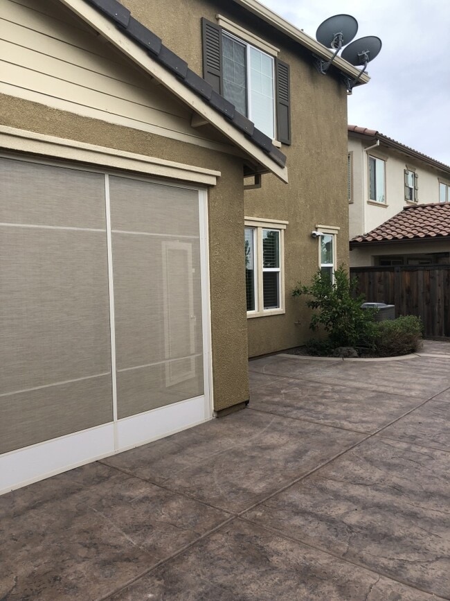 Building Photo - 5 bedroom Whitney Ranch Beauty! Walking di...