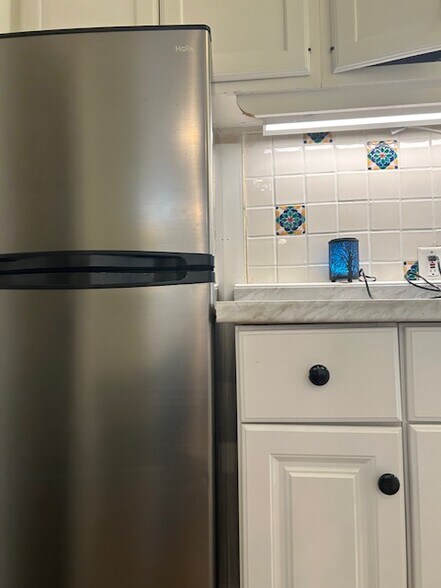 Building Photo - 344 S La Peer Dr