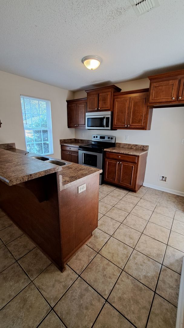 Building Photo - 221 Glade Ln
