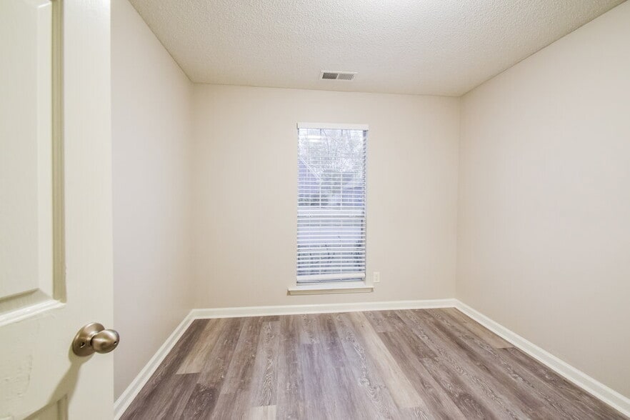 Building Photo - 10283 Green Moss Dr N