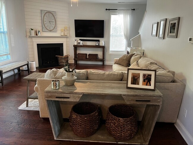 Building Photo - 413 Chablis Way