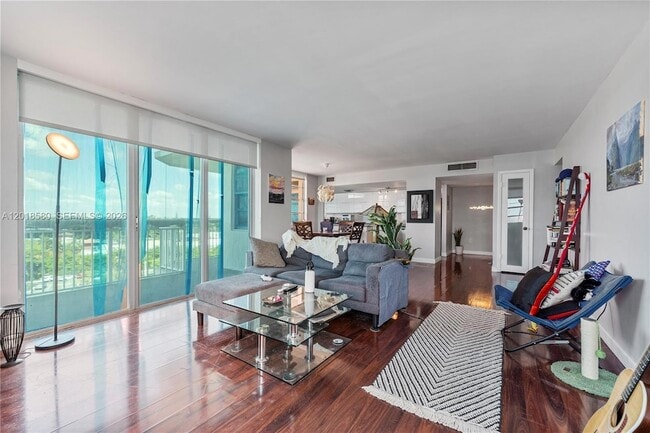 Building Photo - 18011 Biscayne Blvd