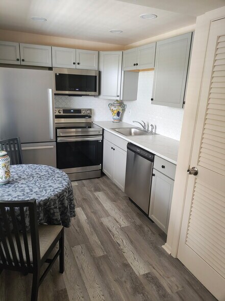 Kitchen - 11620 Park Blvd