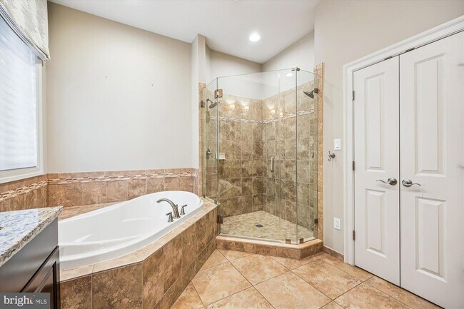 Building Photo - 448 Salk Cir