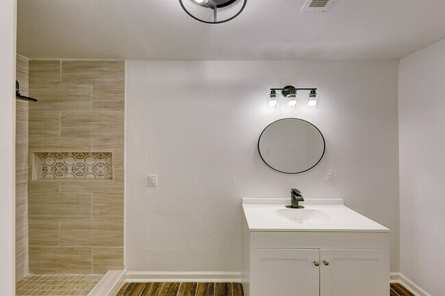 Building Photo - 309 Robbie St