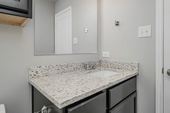 Building Photo - 525 Fallbrook Dr