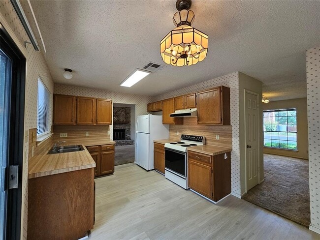 Building Photo - 13102 Briar Hollow Dr