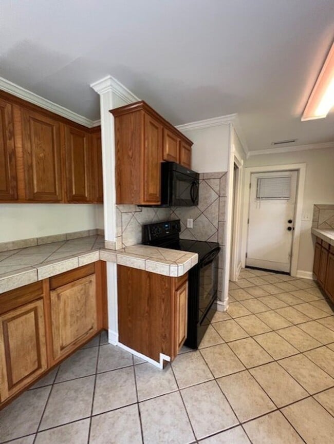 Building Photo - 3 Bedroom 3 Full Bath on 2 Acres