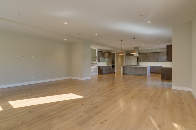 Building Photo - Luxurious & Contemporary 5 bed home in Red...