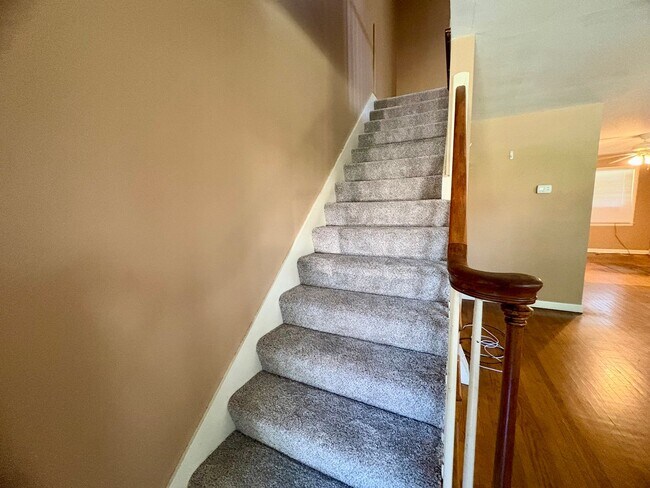 Building Photo - 3 Bedroom Apartment Available in Harrisburg!