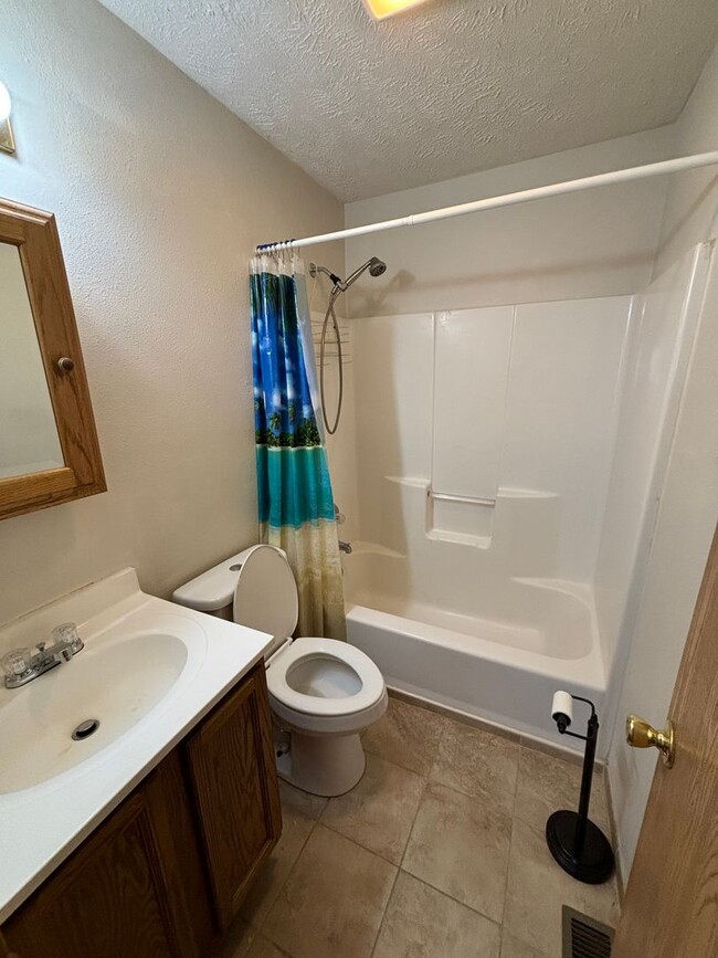 Building Photo - Updated 3 bed/1 bath home! With a 1 car ga...