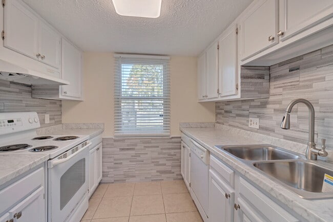 Building Photo - 832 Tibet Ave