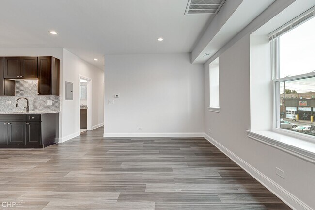 Building Photo - 4176 W Montrose Ave