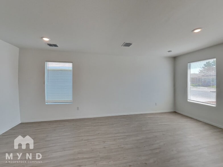 Building Photo - 214 Sesame Ln