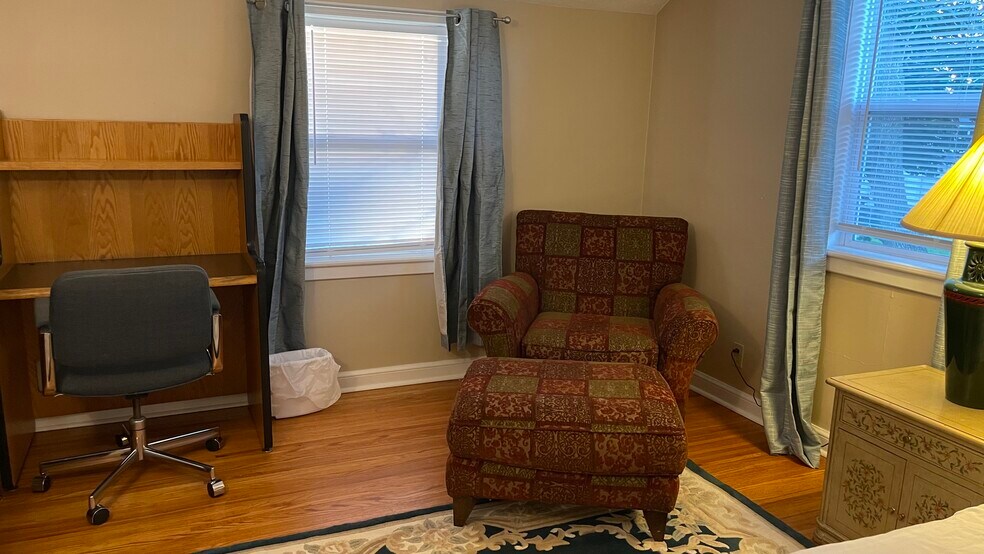 Desk and seating in master bedroom - 3 Stanford Rd W