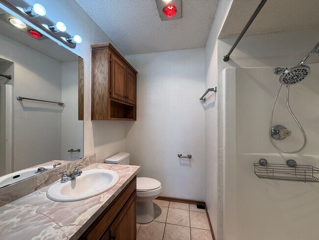 Building Photo - Welcome to this charming 3 bedroom, 2 bath...