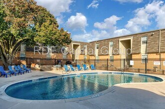 Building Photo - 7060 Glenview Dr