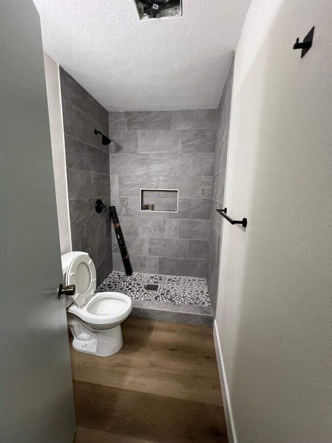 Building Photo - Dinuba Home! Coming Soon!