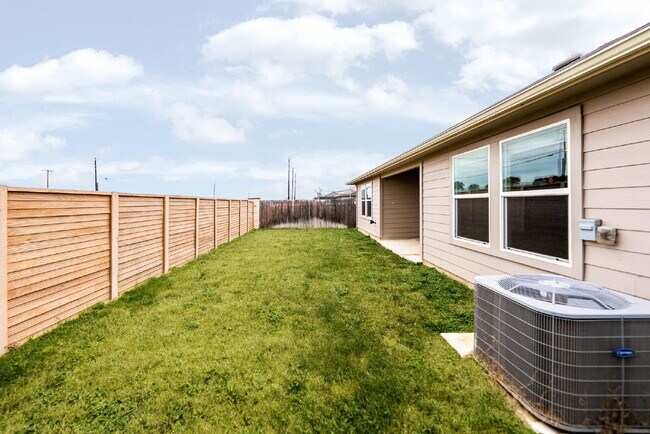 Building Photo - 1 MONTH FREE RENT WITH 18 - 24 MONTH LEASE!!! AVAILABLE THROUGH MARCH ONLY!