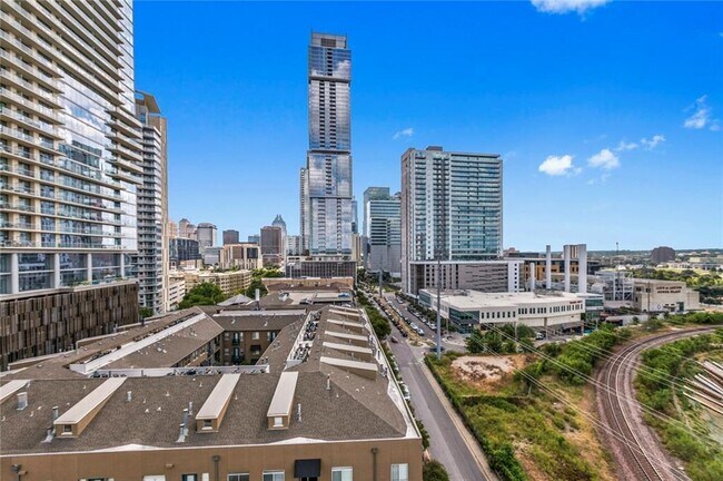 Building Photo - 300 Bowie St