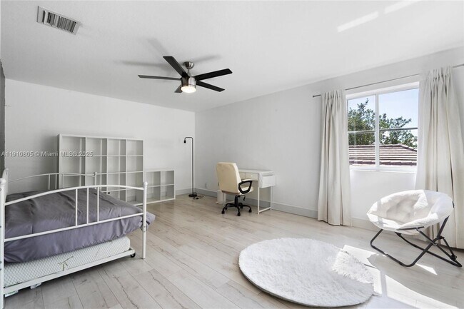 Building Photo - 932 Nandina Dr