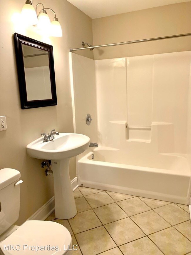 Building Photo - 722 Louisa St