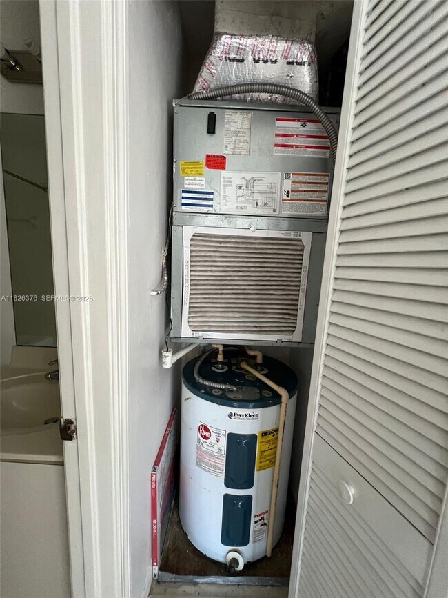 Building Photo - 990 NE 33rd Terrace