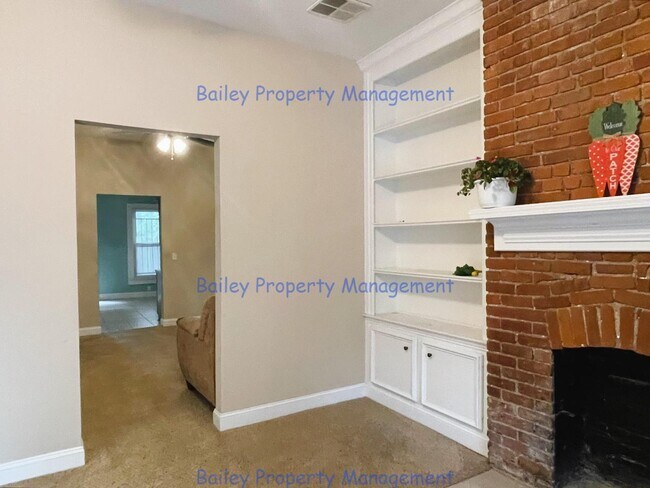 Building Photo - 537 E Oak St