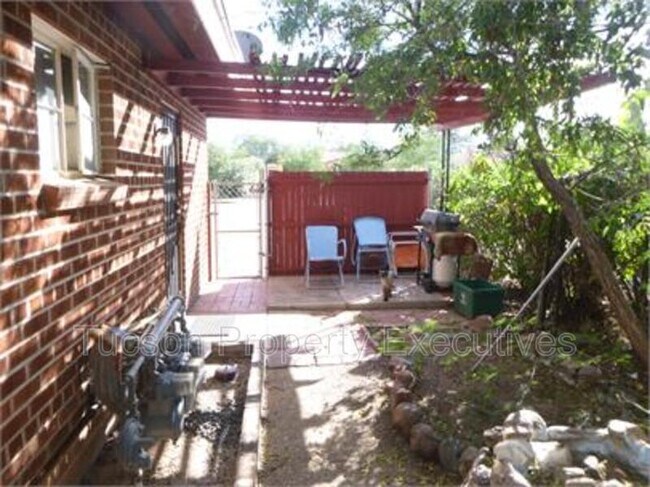 Building Photo - 2831 E Adams St