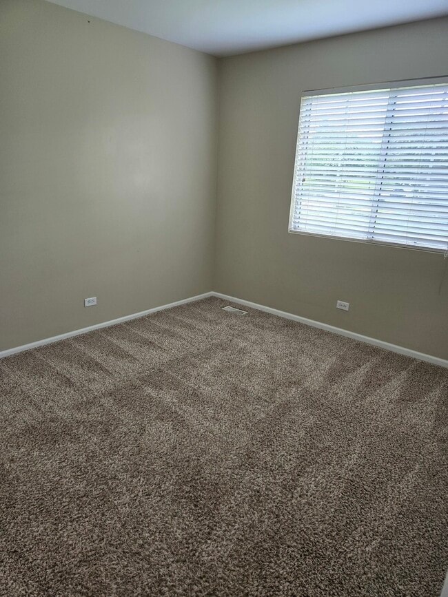 Building Photo - 443 Village Creek Dr
