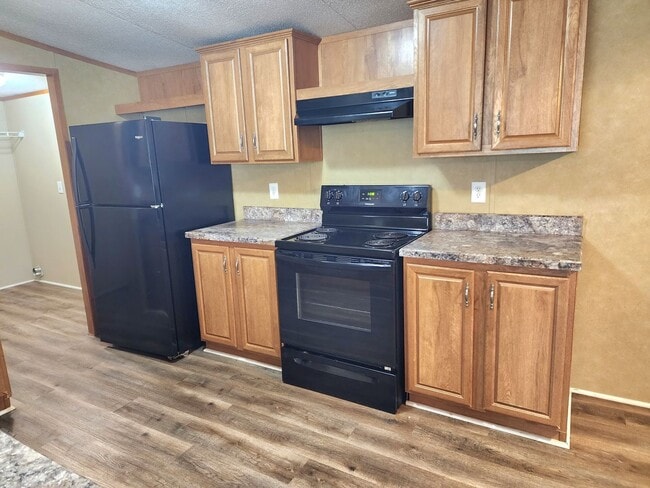 Building Photo - Inviting 3 bedroom 2 bath House with fenced yard