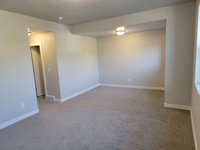 Building Photo - Stunning Townhomes!