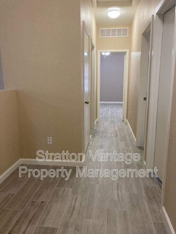 Building Photo - 1017 S Clancy Cir