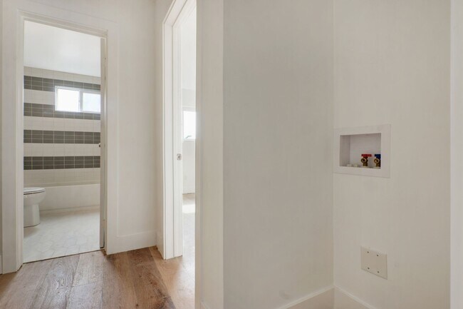 Building Photo - 2 Bed / 1 and 1/2 Bath Townhouse in Highla...