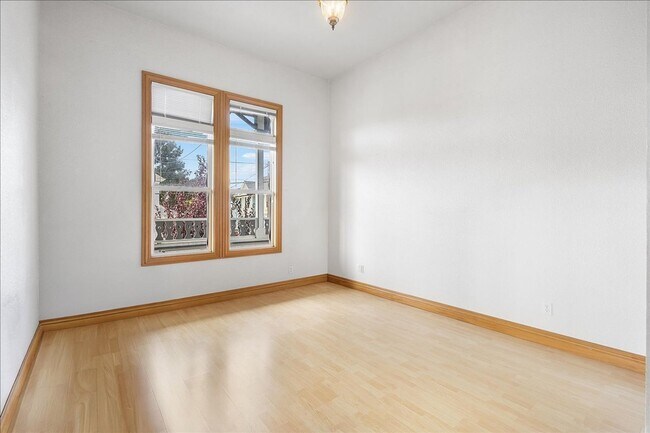 Building Photo - 1702 Paru St