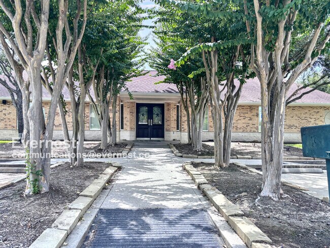Building Photo - Stunning 3 Bed, 2.5 Bath Home with Modern ...