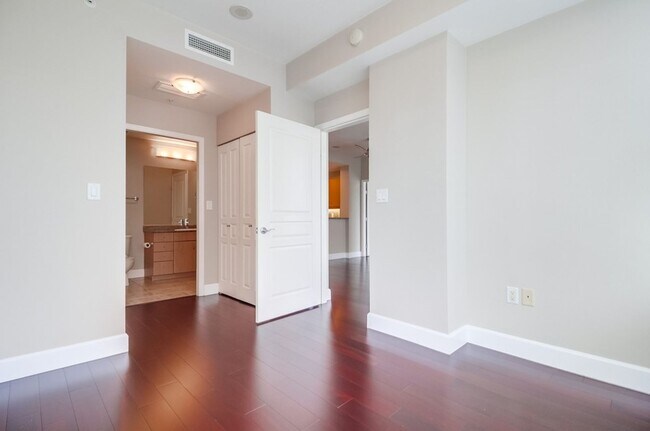 Building Photo - Modern 2 bed / 2 bath Condo in Little Ital...