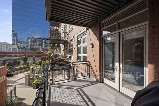 Building Photo - 877 Island Ave