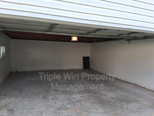 Building Photo - 524 Acorn Dr