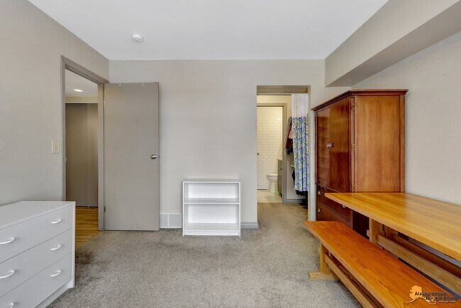 Building Photo - South Anchorage 2 bed/2 bath Condo with Garage and In Unit Laundry