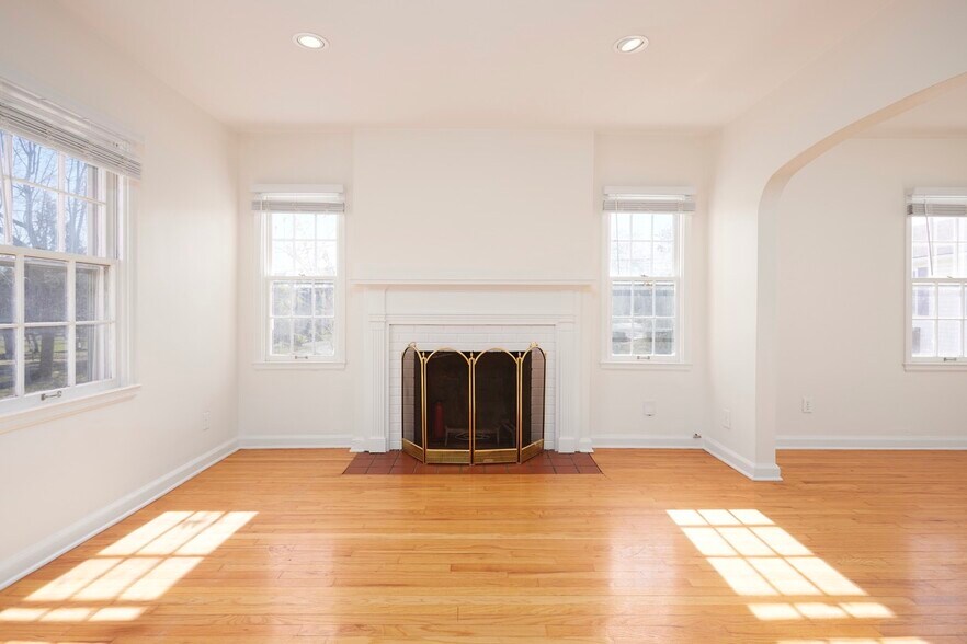 Building Photo - 208 S Clark St