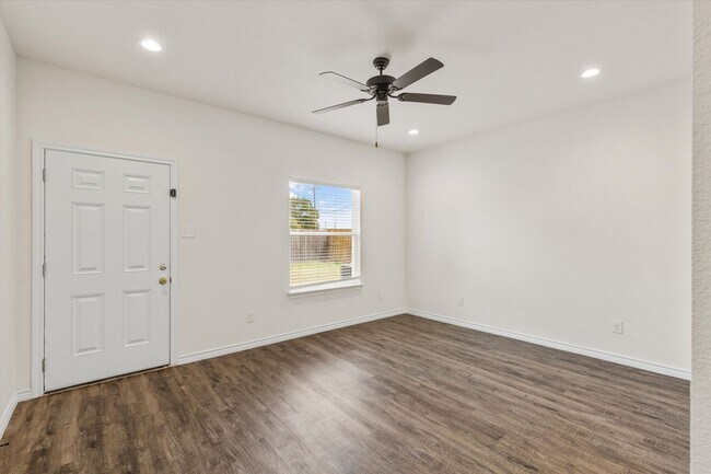 Building Photo - 1402 Courtney Pl