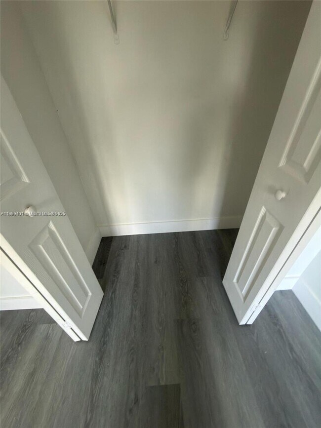 Building Photo - 930 NE 34th Ave