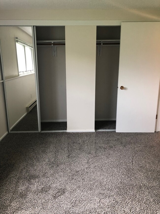 Building Photo - 3 Bedroom, 1 Bathroom Unit in Duplex for Rent