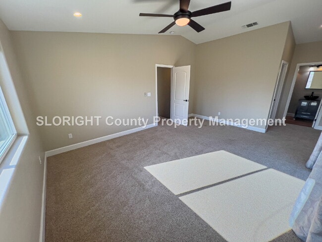 Building Photo - AVAILABLE NOW - Spacious Home Close to Downtown Paso Robles - 3 Bed / 2.5 Bath